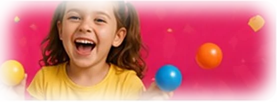 Criança feliz com bolinhas coloridas