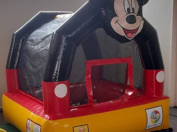 Piscina de bolinha do Mickey — locação de brinquedos em Gravataí/RS